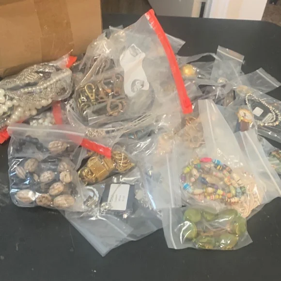 PM #A Vintage to now pre bagged jewelry and accessories grab bag - Picture 1 of 7